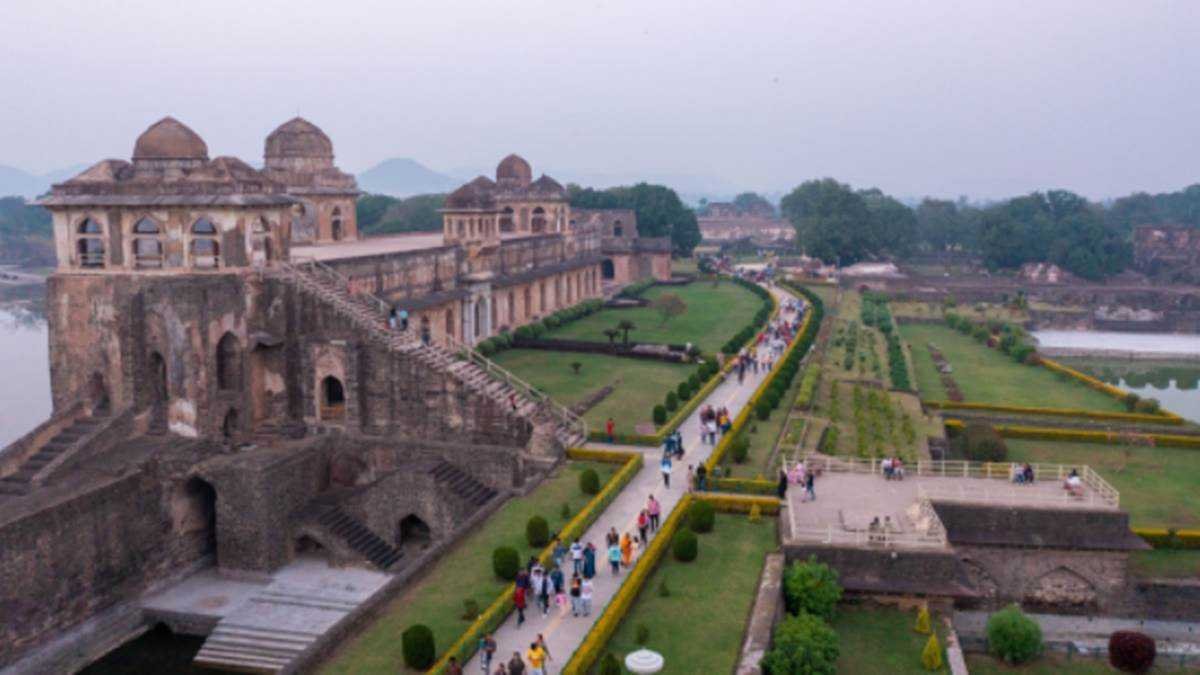 सैलानी वर्ष के अंतिम दिन पहुंचे मांडू, ऐतिहासिक इमारतों का भ्रमण कर दिन को बनाया सार्थक