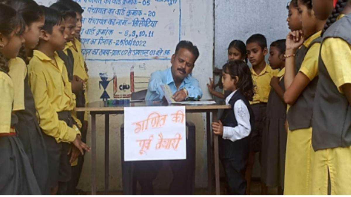 एक हाथ नहीं, दूसरे में केवल अंगूठा और दो उंगलियां, पर एक पीढ़ी को शिक्षित कर चुके
