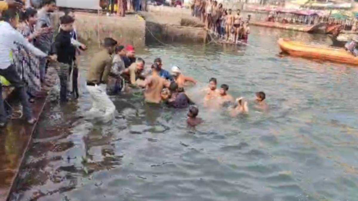 नर्मदा नदी में स्नान के दौरान गहरे पानी में चले गए चार लोग, गोताखोरों ने बचाया