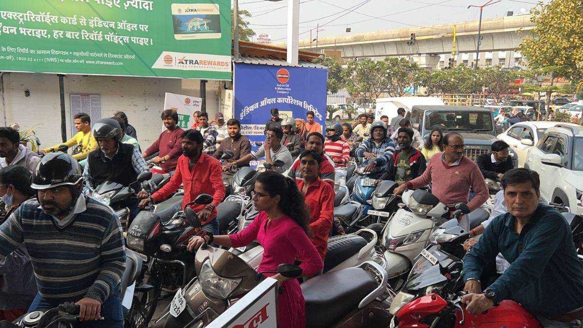 मध्य प्रदेश की बिजनेस कैपिटल इंदौर में थमे बसों-ट्रकों के पहिए, यात्री परेशान, बाजारों में चिंता