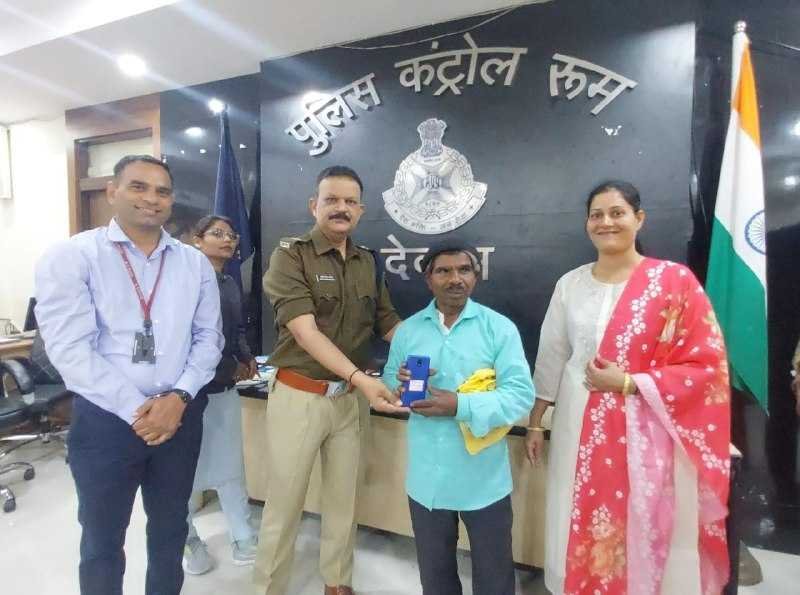 देवास पुलिस ने 24 लाख रुपए के 120 मोबाइलों को ढूंढ मालिकों को लौटाया, खिल उठे चेहरे