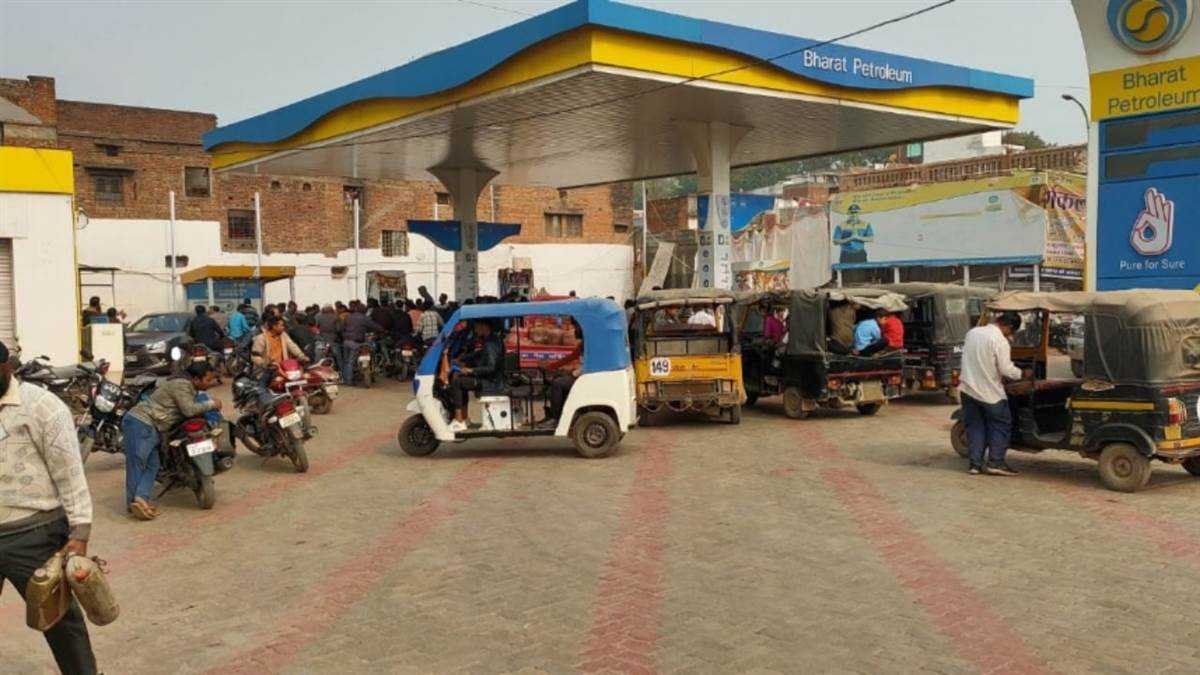 पेट्रोल-डीजल की किल्लत से हुई श्रद्धालुओं की फजीहत, नहीं मिली टैक्सी, ऑटो के पहिए भी थमे