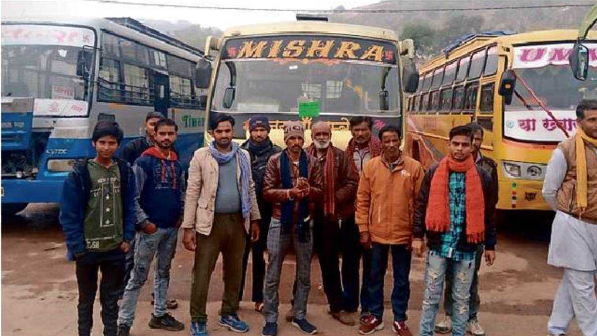 बस चालकों ने सड़क पर फेंके लाइसेंस, ई-रिक्शा से उतरवाई सवारियां, विरोध जारी
