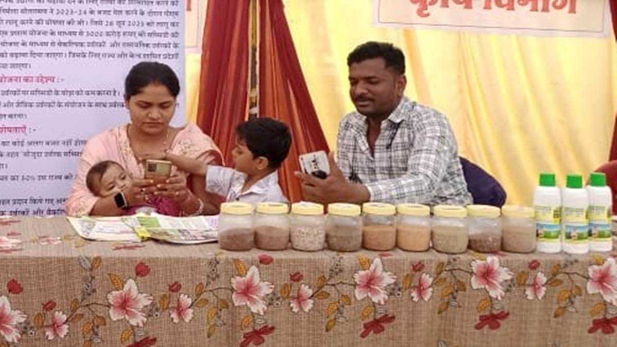 छह माह के बच्चे को गोद में लेकर महिला अधिकारी ने निभाई ड्यूटी