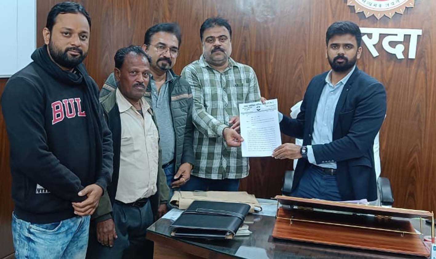 कलेक्ट्रेट चौराहे से पीलियाखाल मार्ग का घटिया निर्माण