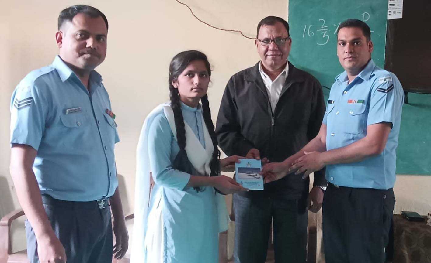 विद्यार्थियों को अग्निवीर भर्ती प्रक्रिया के संबंध में बताया