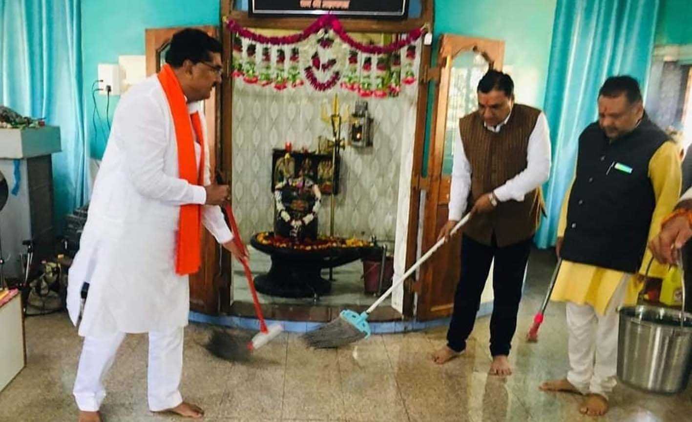 पूर्व कृषि मंत्री ने देवालय में की साफ-सफाई