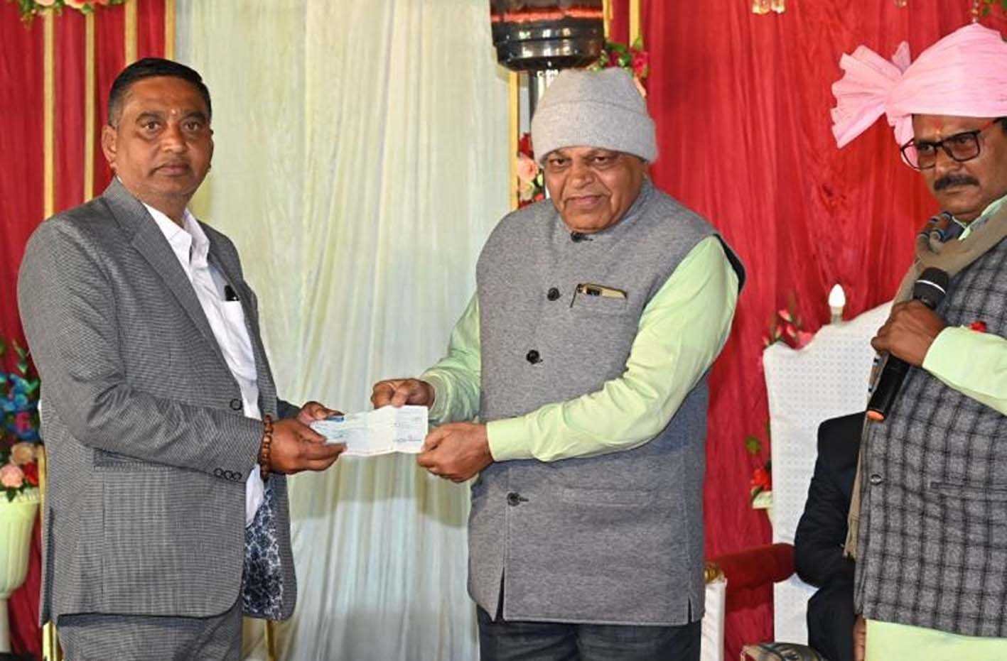 दानस्वरूप दी ११ हजार की राशि  
