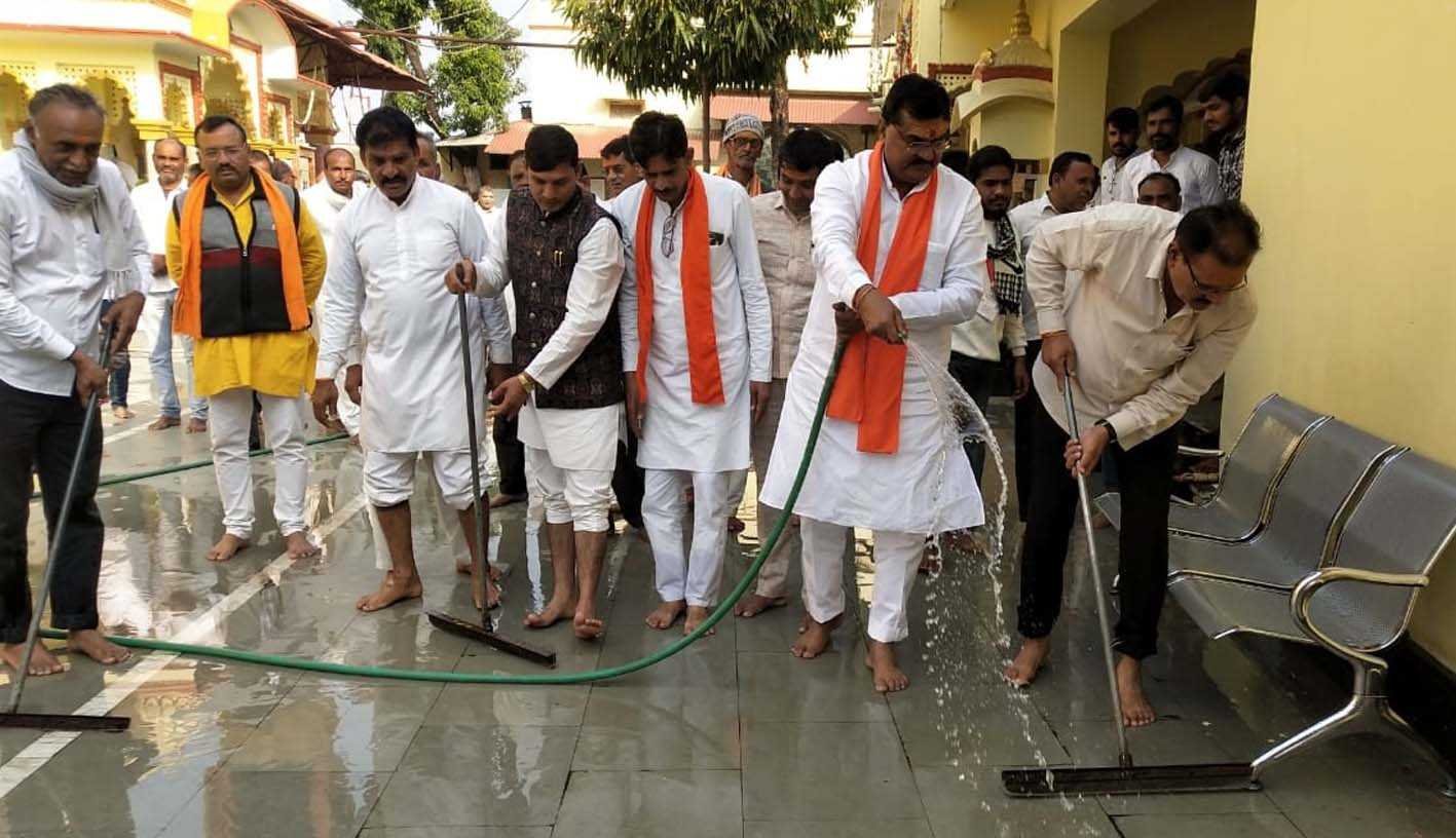 स्वच्छ तीर्थ अभियान, पूर्व कृषि मंत्री कमल पटेल ने गुप्तेश्वर महादेव मंदिर चारूवा में की साफ सफाई
