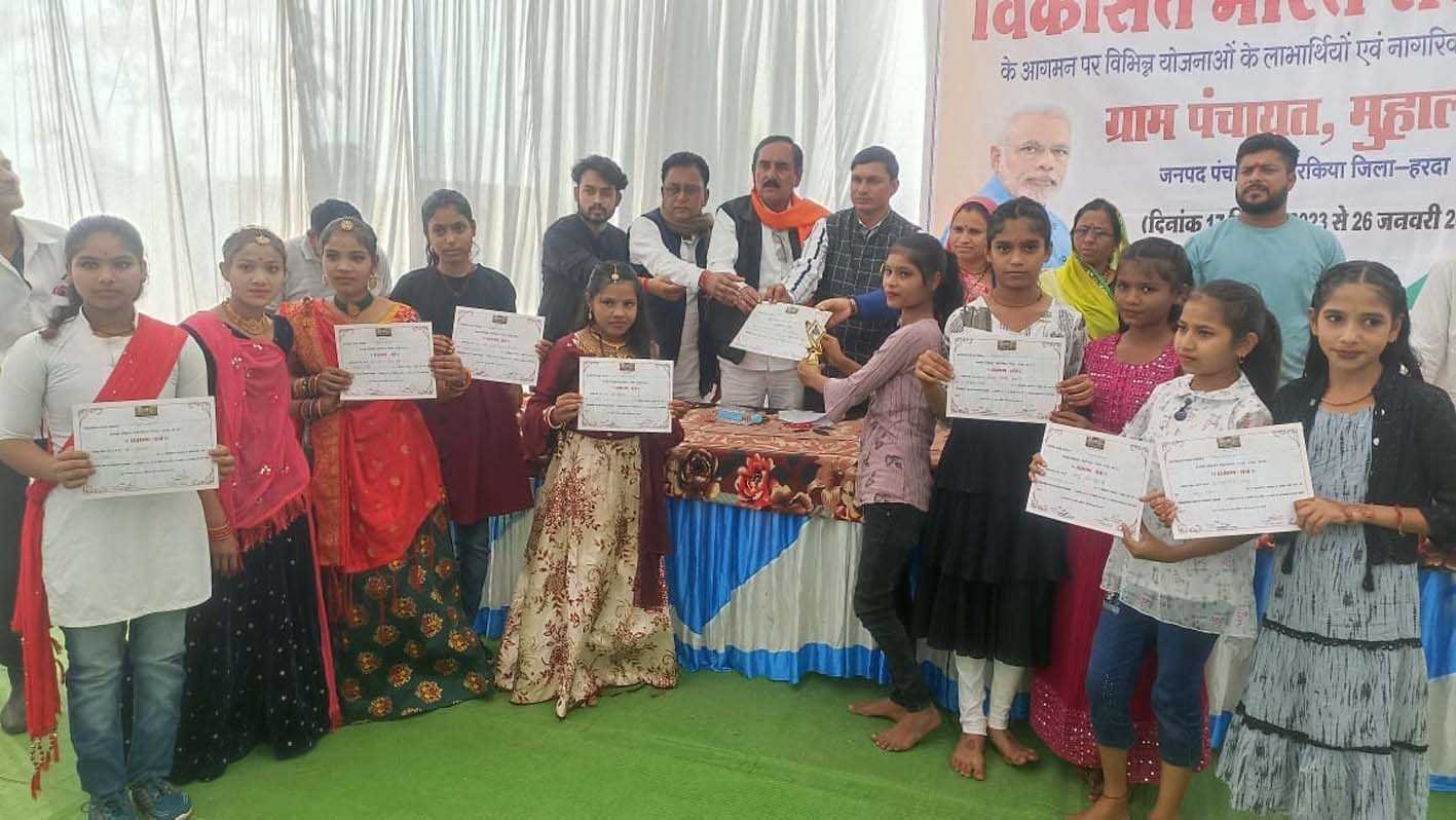 संकल्प यात्रा में पोखरनी में सांसद श्री उइके ने ग्रामीणों को संबोधित किया