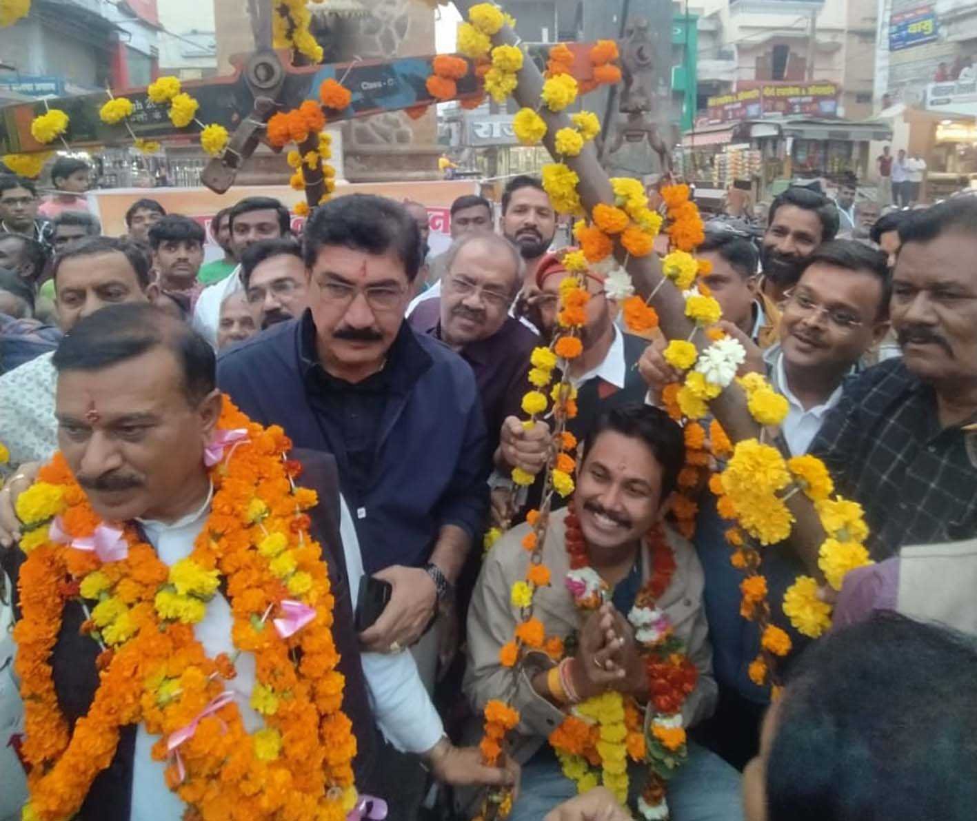 कांग्रेस व्यापार प्रकोष्ठ ने विधायकों का किया तुलादान