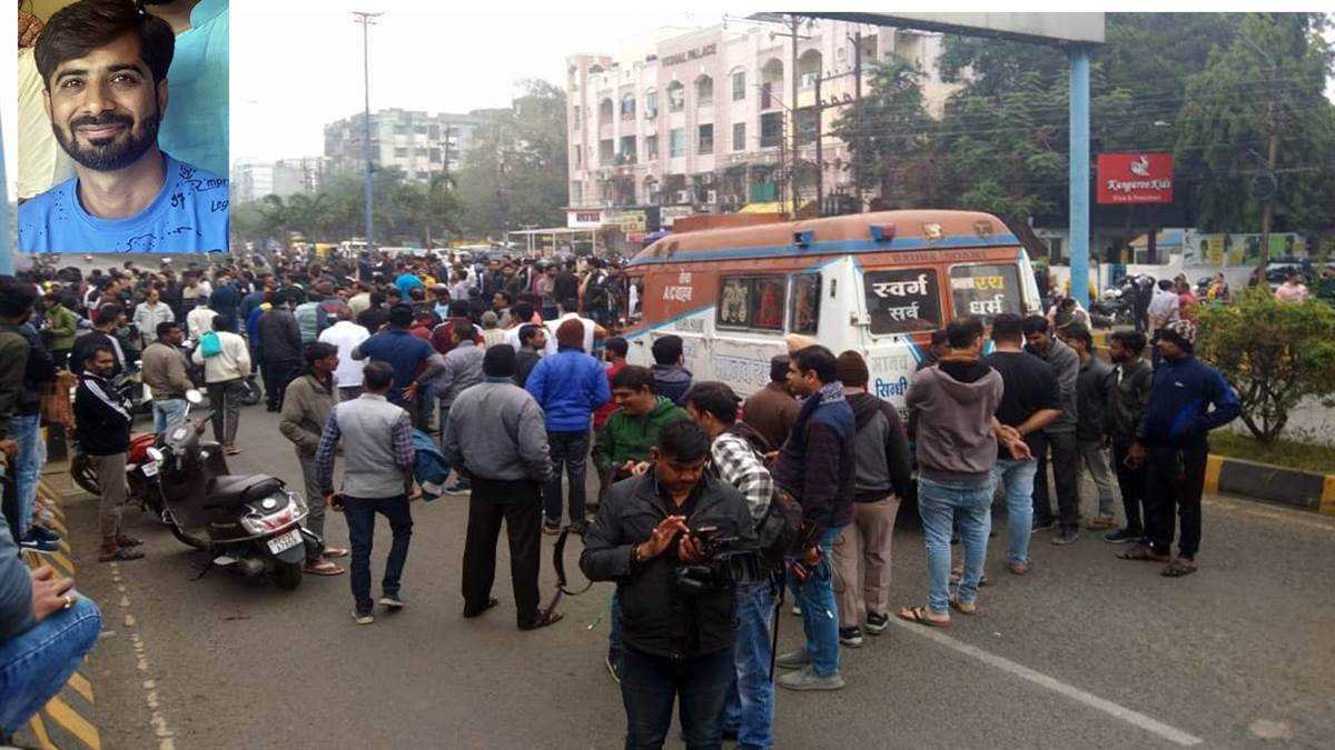 इंदौर में स्कूल बस हादसे में मृतक रेस्त्रां संचालक से स्वजन पांच घंटों से सड़क पर जमे, कलेक्टर को बुलाने की मांग, देखें Video
