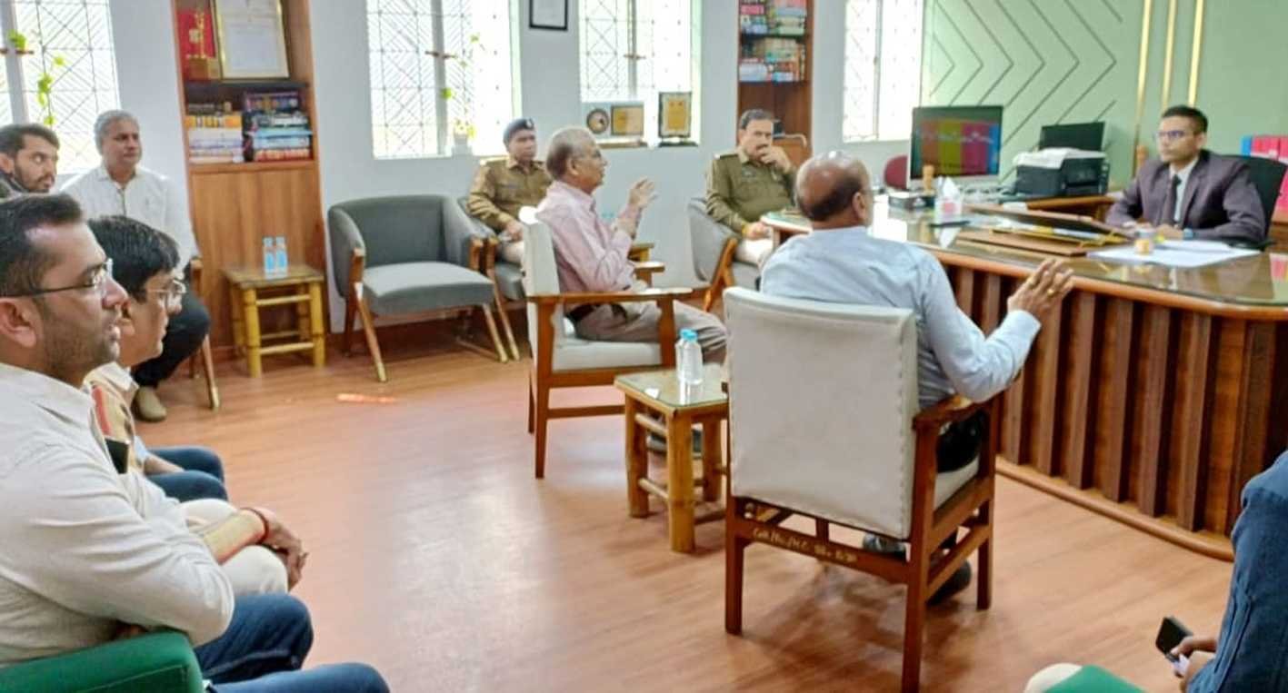 पेट्रोलियम एवं खाद्य पदार्थों की आपूर्ति निरंतर जारी रहे : कलेक्टर