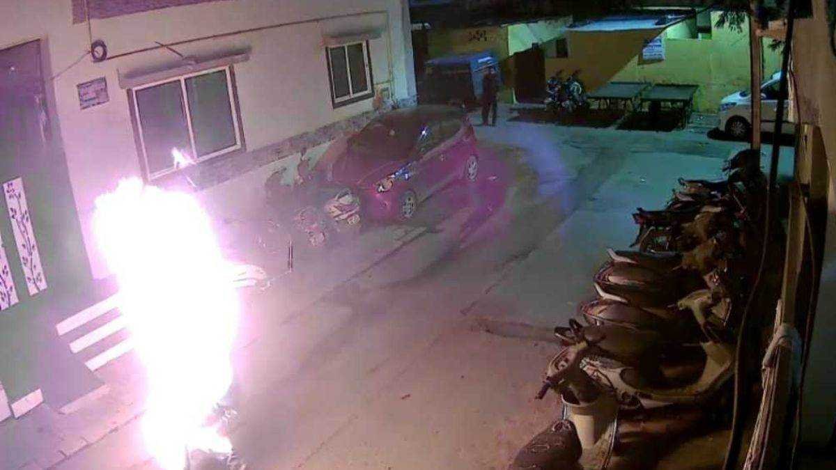 पत्नी ने कर ली चौथी शादी, परेशान युवक ने पेट्रोल डालकर खुद को जिंदा जलाया, मौत