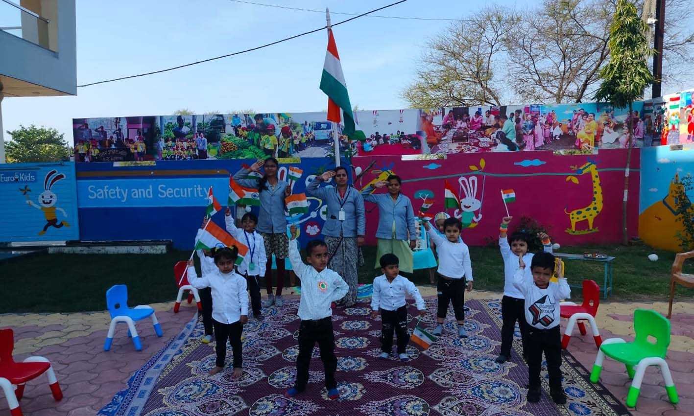 यूरो किड्स ज्ञान गंगा प्ले स्कूूल में फहराया तिरंगा