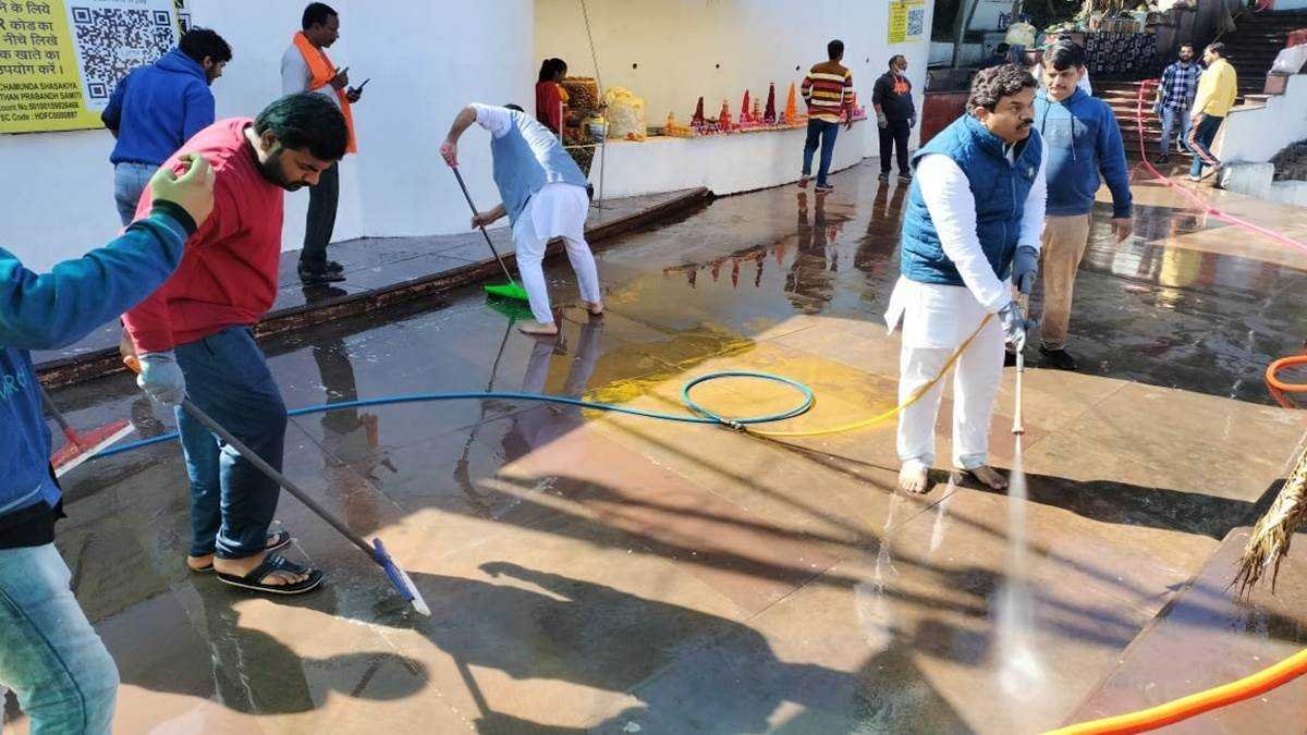 देवास सांसद महेंद्रसिंह सोलंकी ने थामी झाड़ू और निकल पड़े सफाई करने