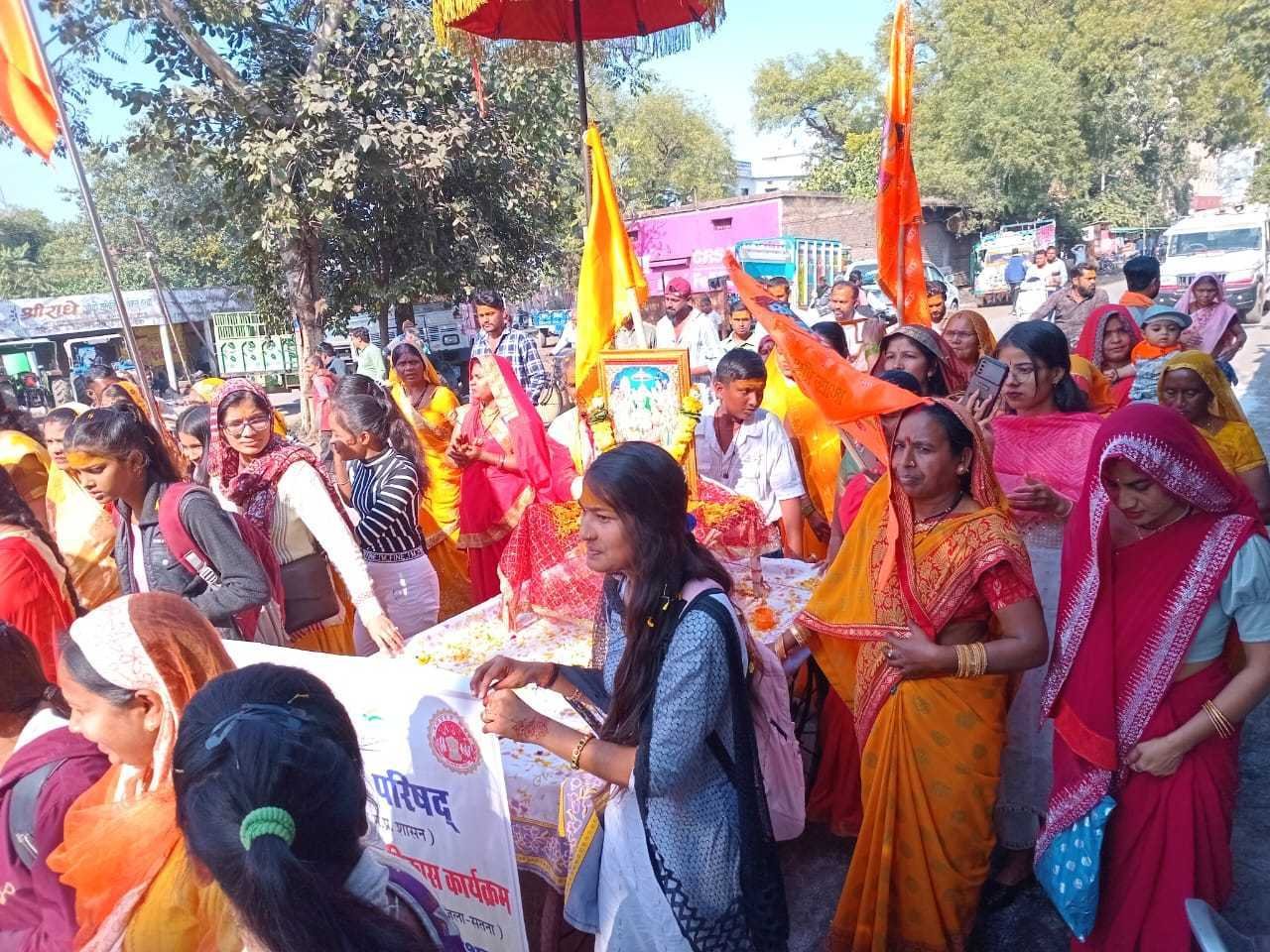 विकसित भारत संकल्प यात्राÓ में ग्रामीणों को दे रहे हैं योजनाओं की जानकारी