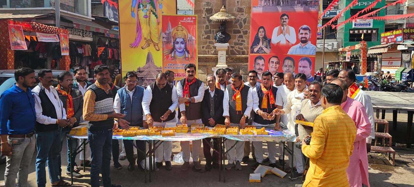 कांग्रेसजनों ने किया प्रसादी का वितरण