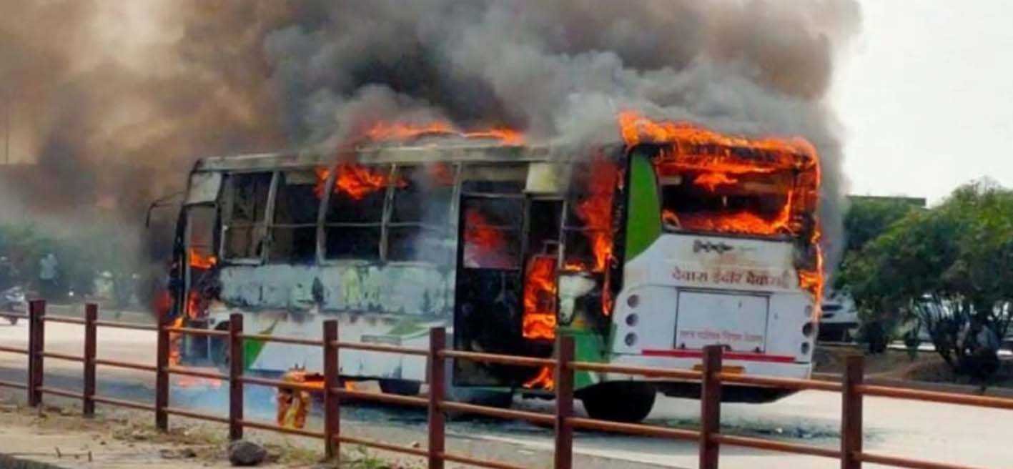 शॉर्ट सर्किट से बस में लगी आग, सभी यात्री सुरक्षित