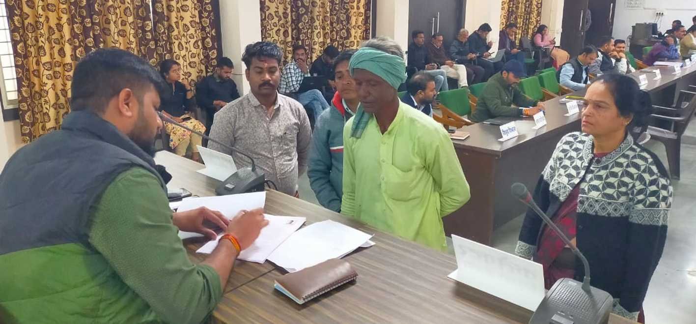 जनसुनवाई में नागरिकों की समस्याएं सुनी