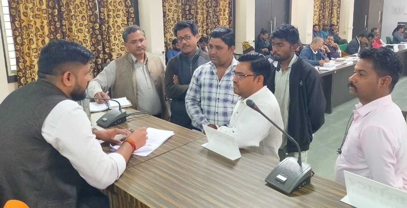 जनसुनवाई में नागरिकों की समस्याएं सुनी