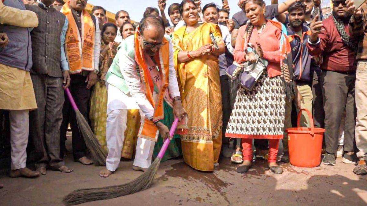 शिवराज ने सीहोर के चिंतामन गणेश मंदिर परिसर में लगाई झाड़ू, बोले- पार्टी जो काम मुझे देगी वही मेरी भूमिका रहेगी