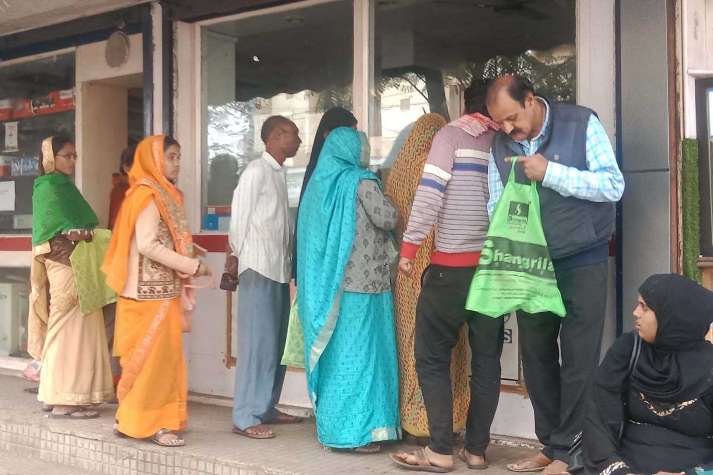 ई-केवायसी के लिए उपभोक्ताओं की कतार