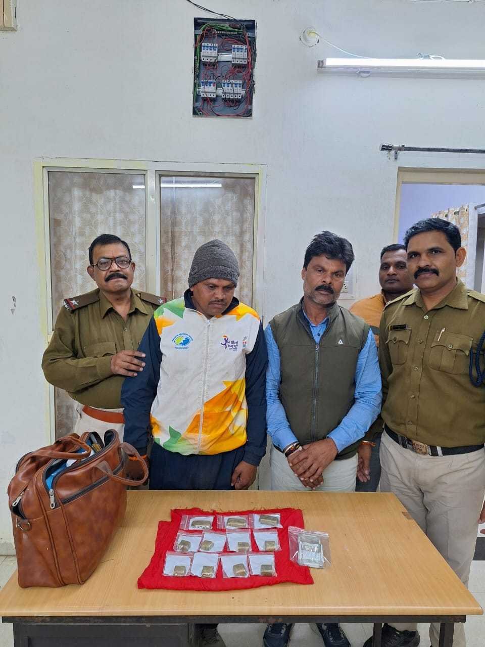 सोने के बिस्किट के लालच में ठगी, दो आरोपी गिरफ्तार