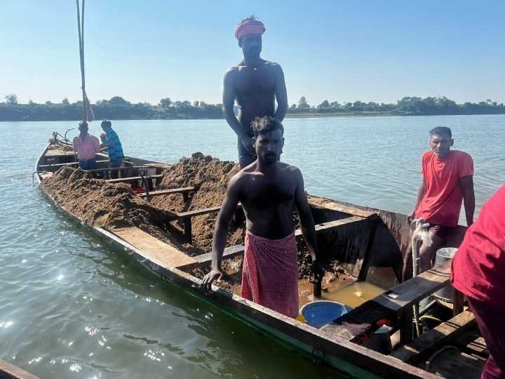सिगौन की रायआंगन पहाड़ी के नीचे, बेखौफ दौड़ रहीं रेत से लबालब किश्तियां