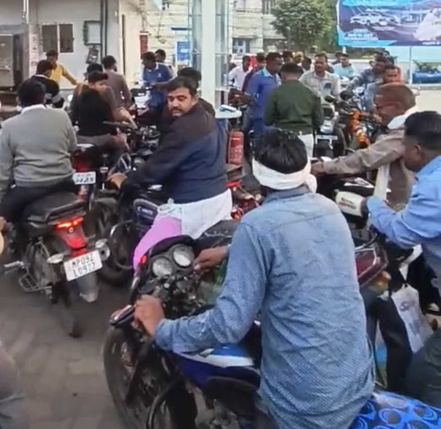 हड़ताल का असर ….  देरी से पहुंचा दूध, पंपो पर वाहनों का तांता