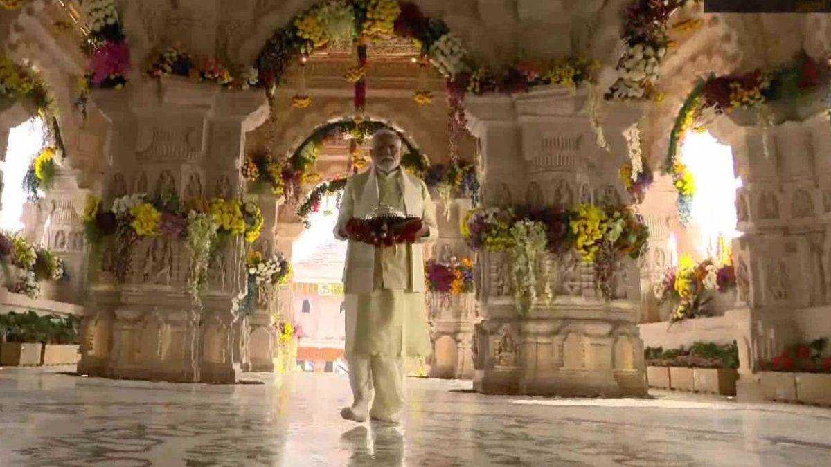 राम लला के लिए चांदी का छत्र लाए पीएम मोदी
