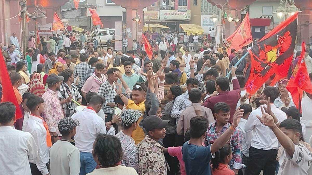 ओंकारेश्वर में निकली पालकी और शोभायात्रा, आतिशबाजी के साथ नर्मदा में जगमगाए दीप