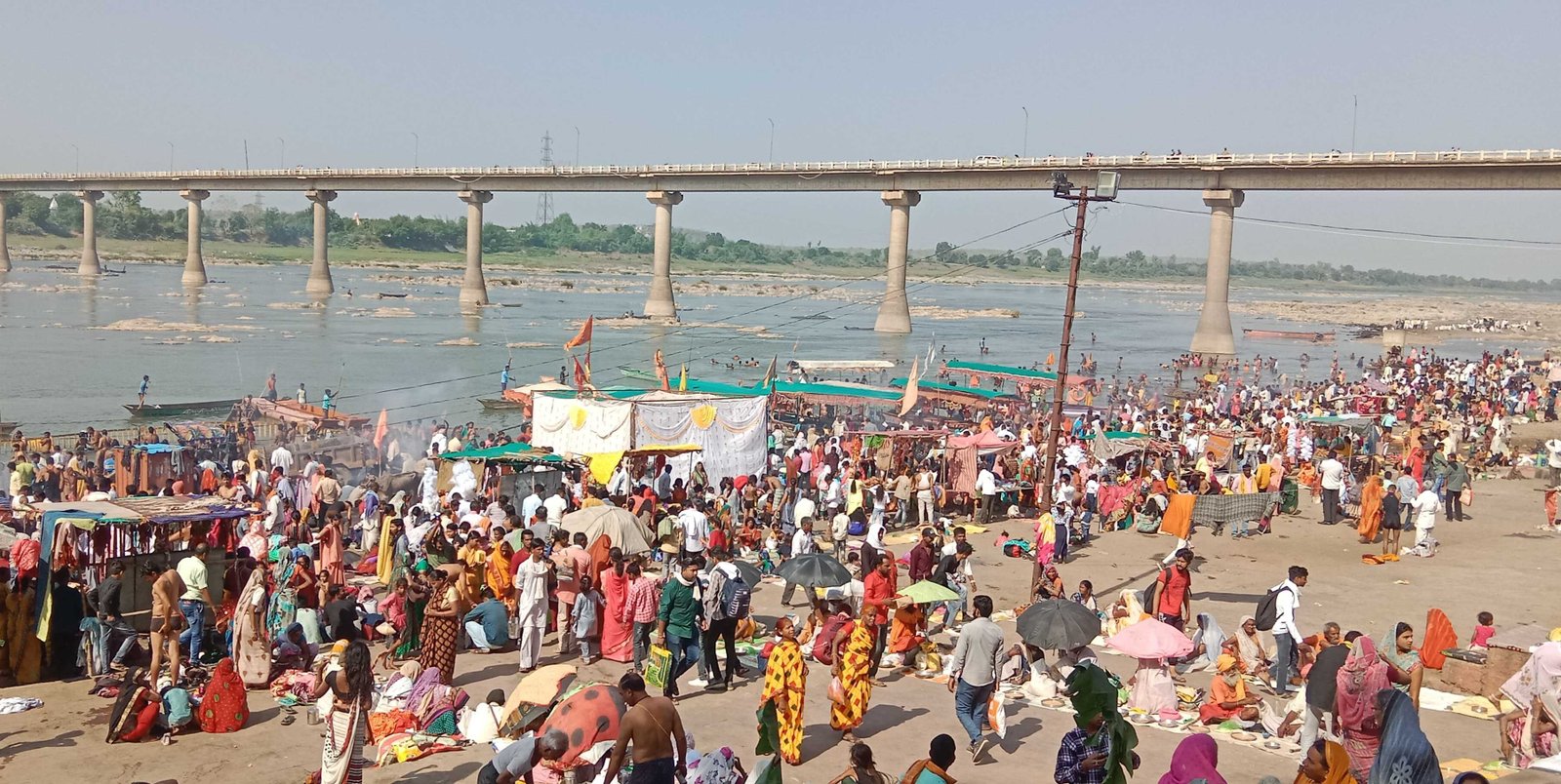 मकर संक्रांति का पर्व …  नर्मदा तट पर उमड़ी आस्था की भीड़