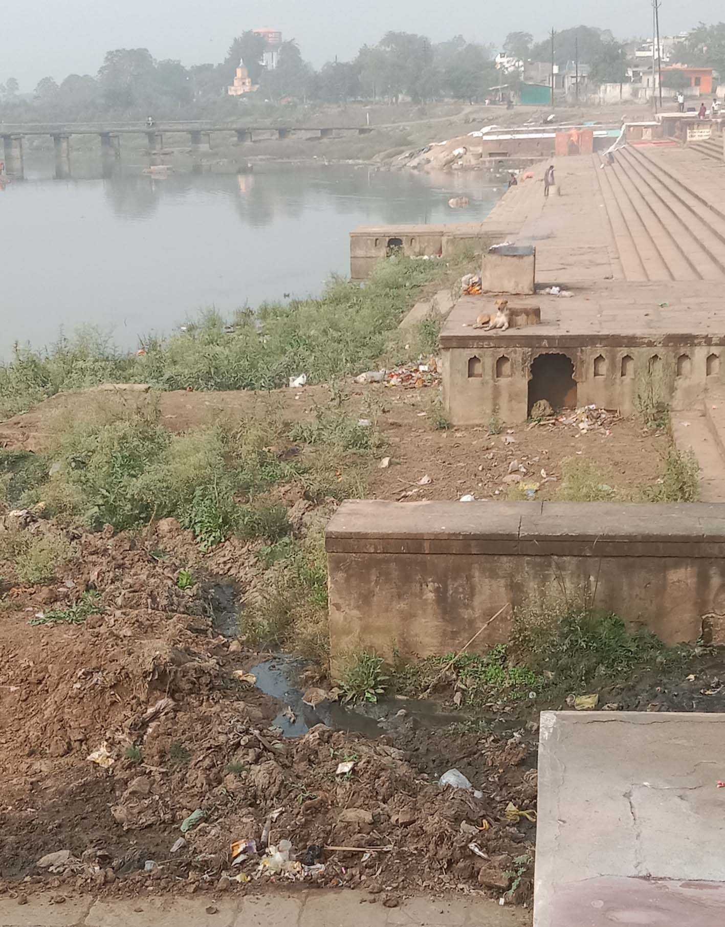 अनदेखी ….  अजनाल की सेहत पर गंदगी का प्रहार