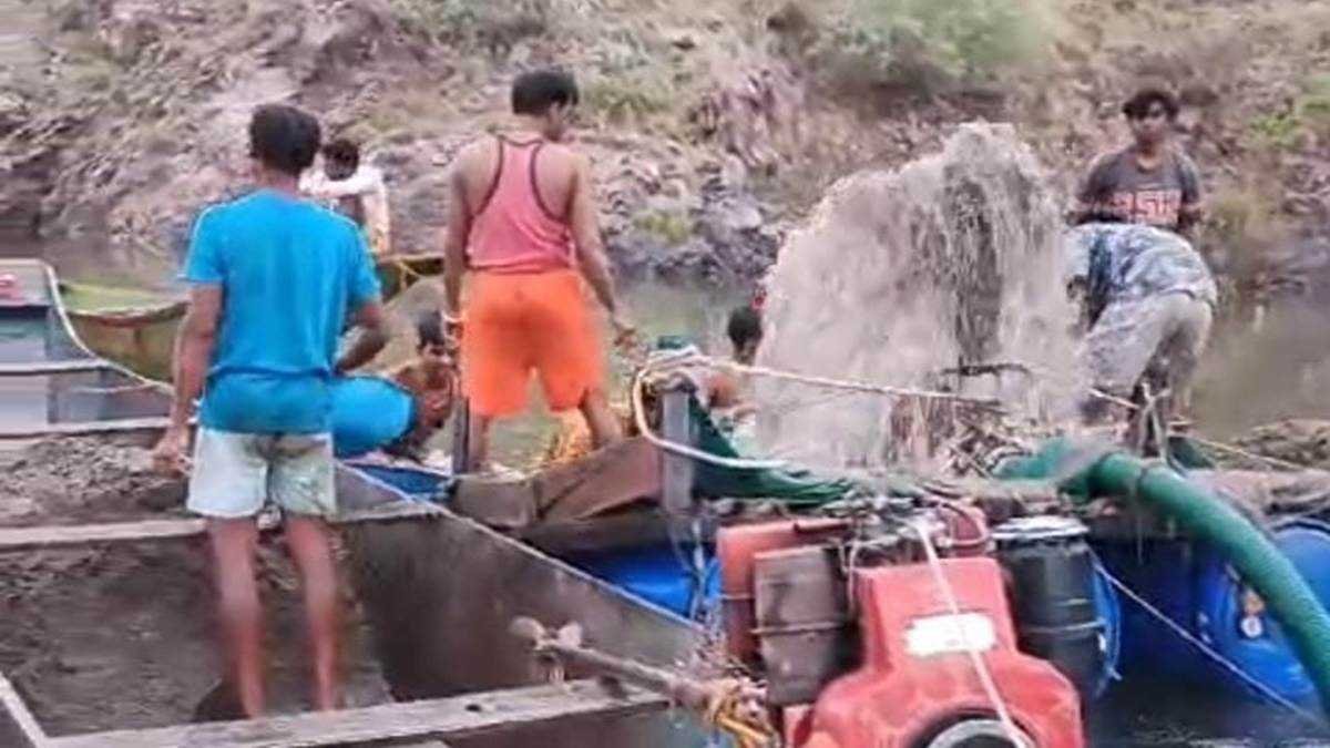 ओंकारेश्वर: नर्मदा नदी में मशीनों से निकाली जा रही रेत, माफियाओं पर नहीं हो रही कार्रवाई