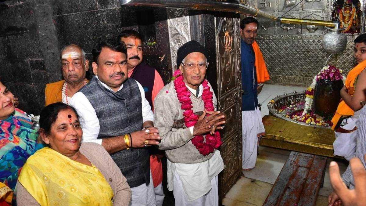 पद्मश्री डा. भगवतीलाल राजपुरोहित से मिले महापौर मुकेश टटवाल, बाबा महाकाल के कराए दर्शन