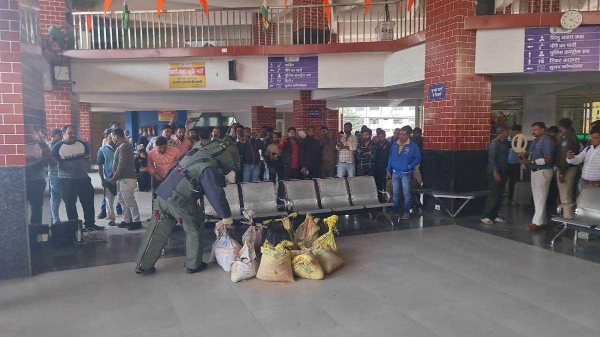 इंदौर के सरवटे बस स्टैंड पर मिला बम, यात्रियों में मचा हड़कंप, बम स्क्वाड पहुंचा