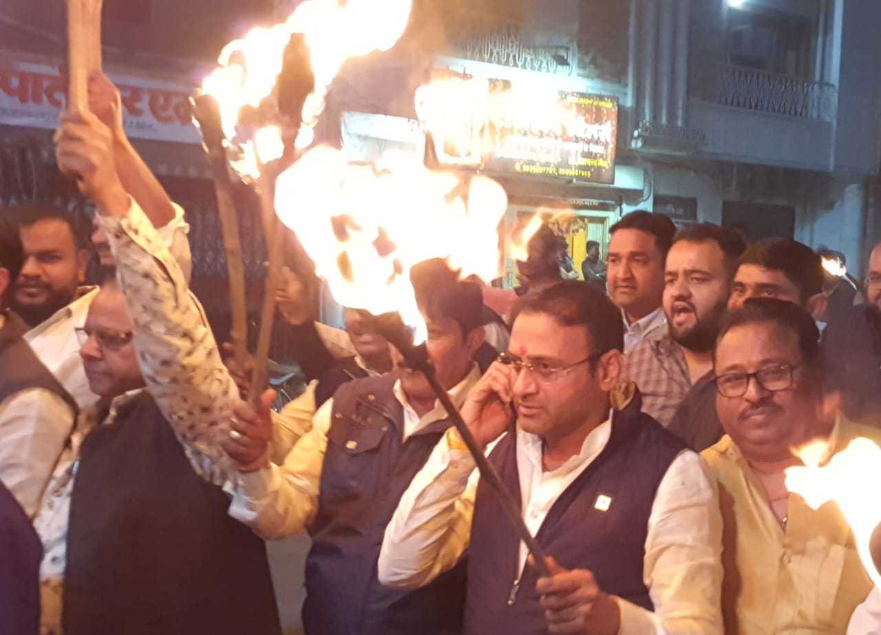 जन जागृति हेतु श्रीराम भक्तो ने निकाली नगर में मसाल रैली,