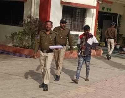 चाकू लेकर घूम रहे जिला बदर आरोपी को गिरफ्तार कर भेजा जेल
