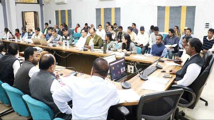 बिना अनुमति मुख्यालय छोड़ने पर संबंधित अधिकारियों को नोटिस जारी सभी अधिकारी एवं कर्मचारी समय पर कार्यालय आयें