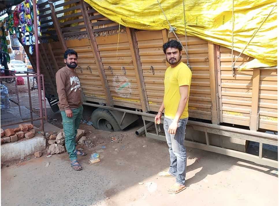 जल जीवन मिशन के कार्य मैं बनाए गए वाॅल चेंबर में ट्रक का पहिया घुसा, ठेकेदार की लापरवाही उजागर