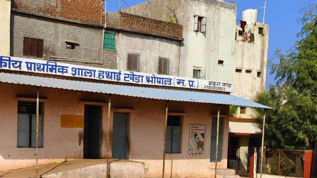 सरकारी स्कूल की छात्रा से शौचालय की सफाई कराते हुए वीडियो वायरल