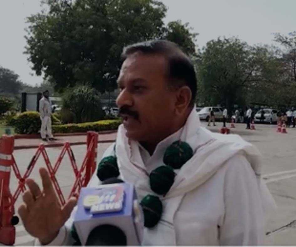 कांग्रेस विधायक सुतली बम की माला पहनकर विधानसभा पहुंचे