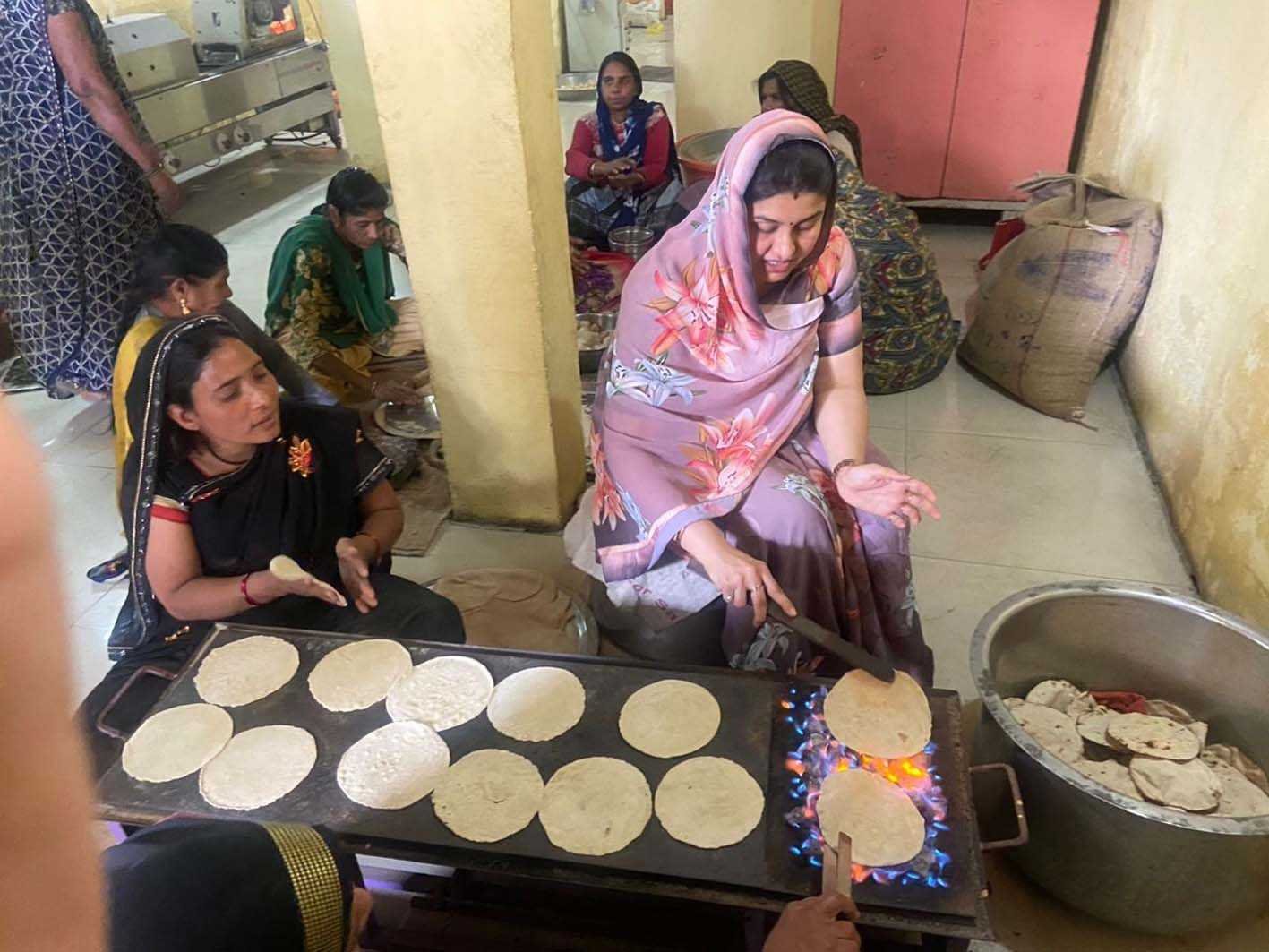 रसोई केंद्र का किया निरीक्षण