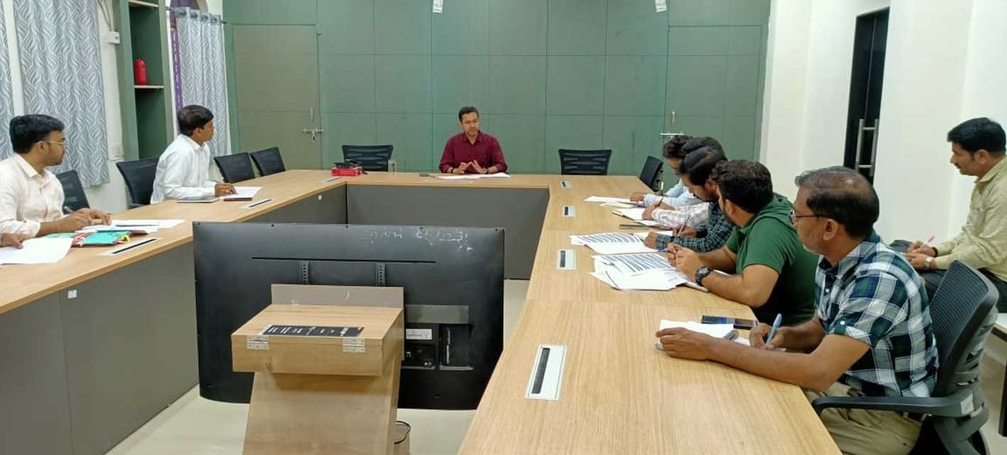 कलेक्टर ने निर्माण कार्यों की प्रगति की समीक्षा की