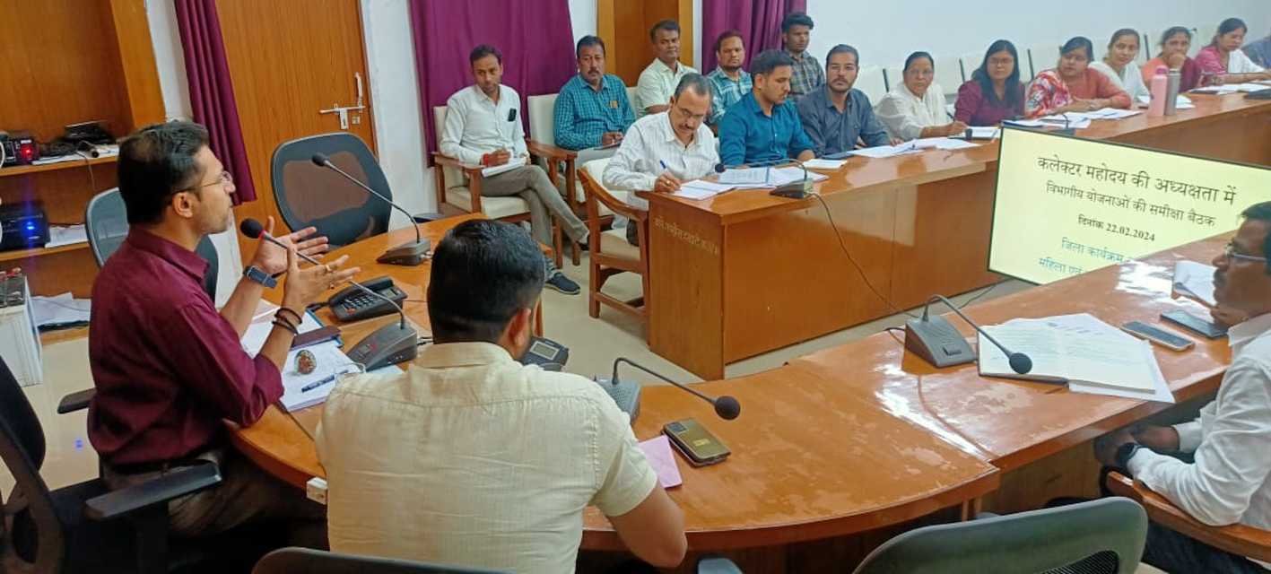 महिला बाल विकास विभाग के कार्यों की समीक्षा की