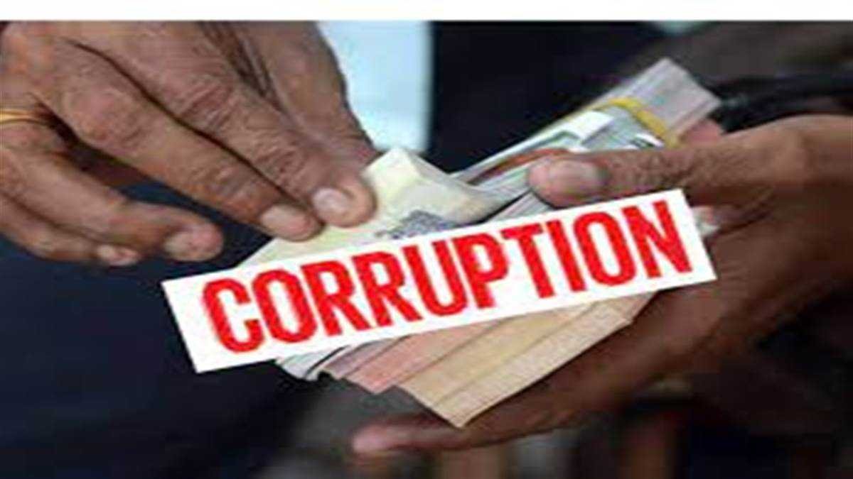 ऑफिस में ही घोटाला, बाबू ने पत्नी के खाते में 17.50 लाख सहित 77 खातों में डाले 71 लाख