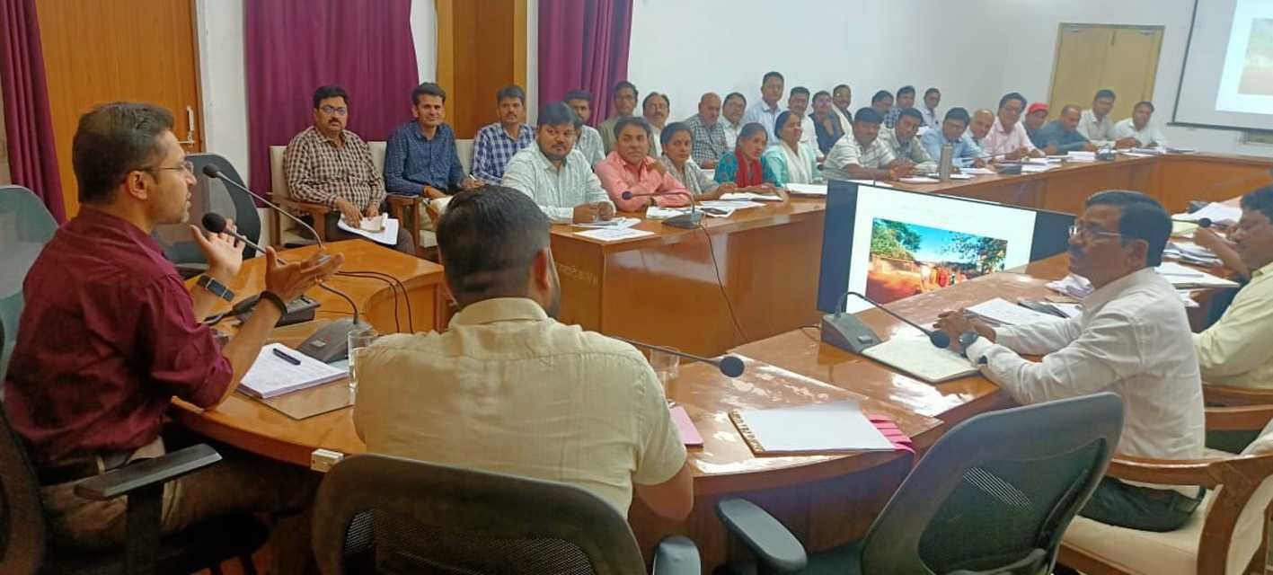 पंचायत भवनों पर शासन की योजनाओं की जानकारी अंकित कराएं