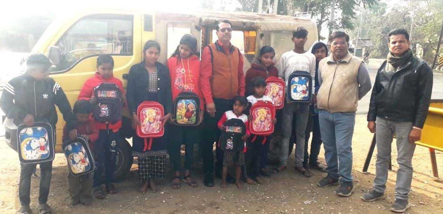 राहत शिविर के बच्चे वाहन से स्कूल जा रहे हैं, बस्ते व पुस्तकें भी दी गई
