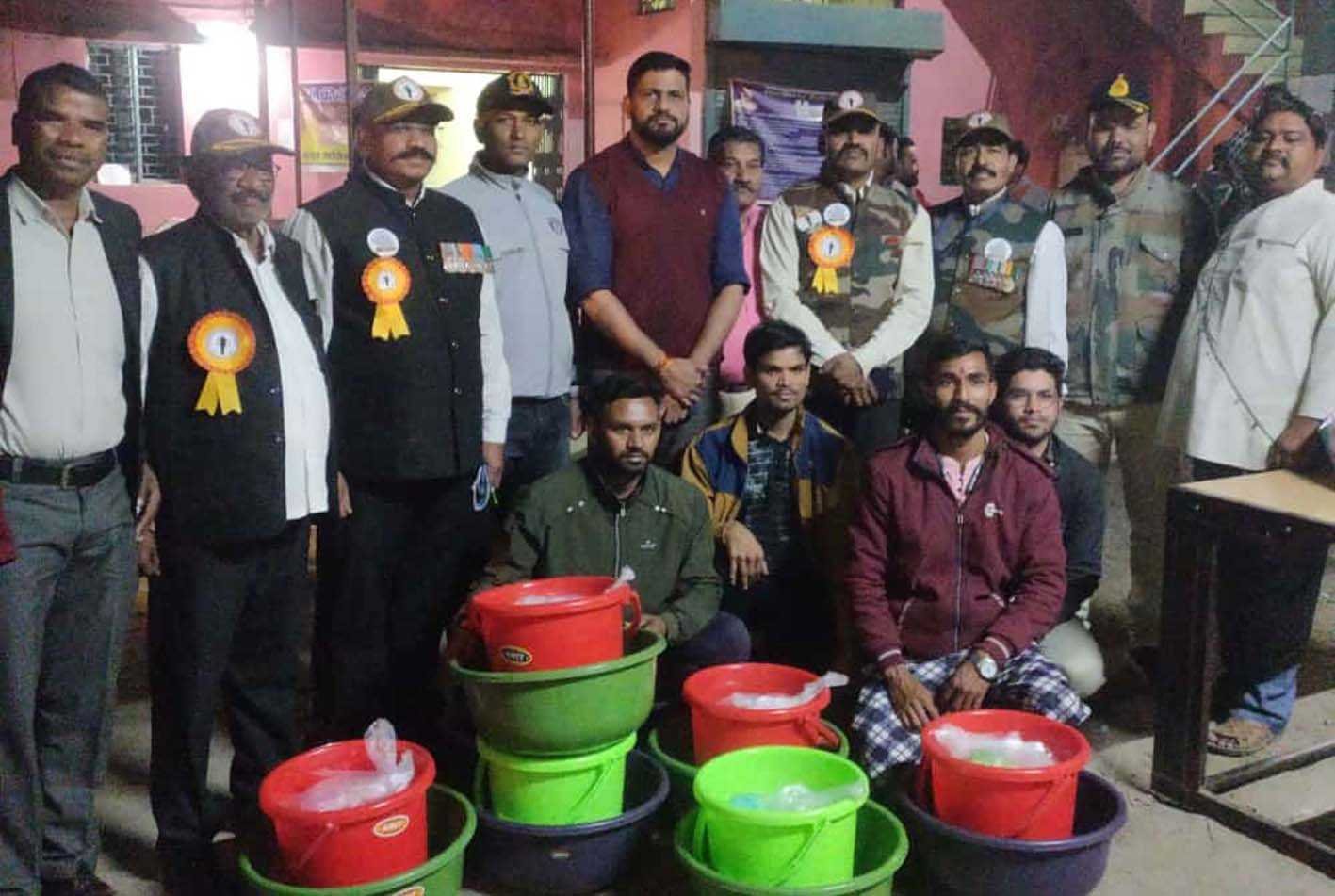 पूर्व सैनिक संगठन ने पीड़ित परिवारों को बांटी सामग्री